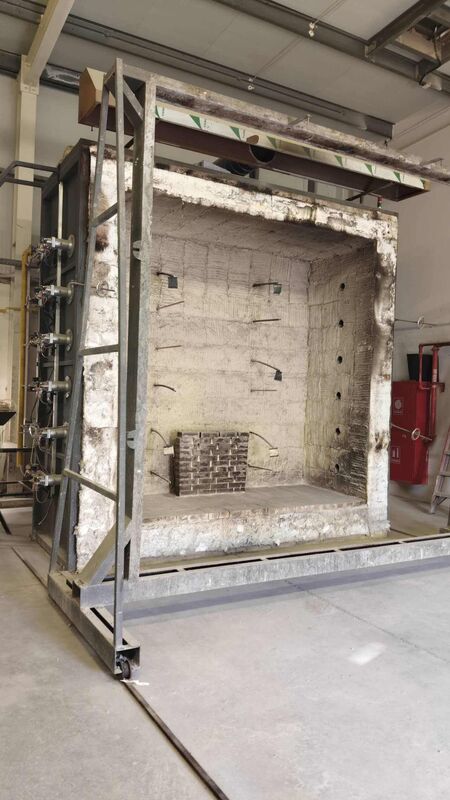ISO 834'e uygun 1200 °C sıcaklıkta ve modüler yapıda dikey yangın direnci test fırını